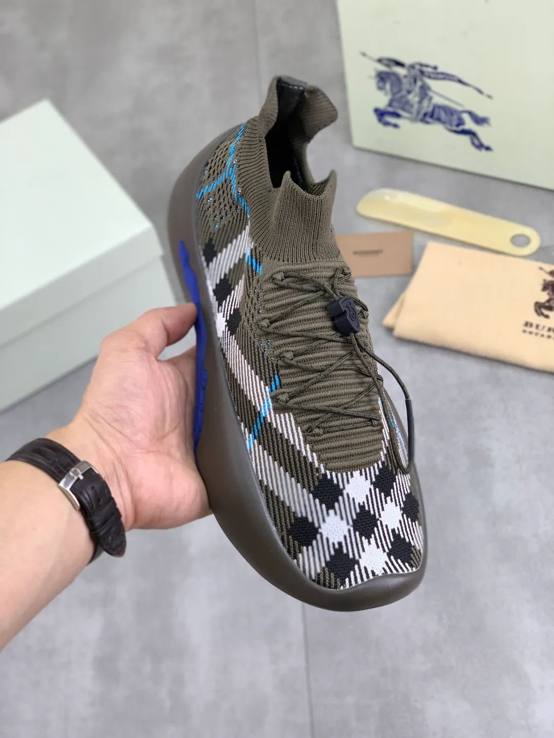 Men's Men's Shoes 💰P620 💰【New Style】Top Version 🆘【Burberry】New Burberry Fly Knit Shoes are now available with perfect workmanship! 🔥Perfect shape and top quality🙈Non-slip and wear-resistant high-end rubber outsole👣Versatile and comfortable shoes, standard size: 39-45 (customized 38-46) 2️⃣colors available Top-quality packaging
